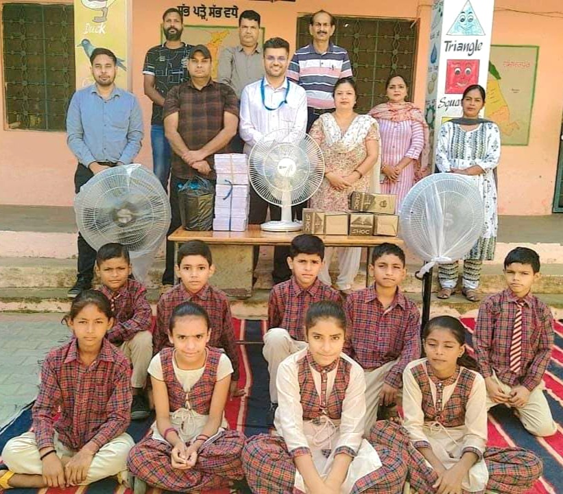 केनरा बैंक गढ़दीवाला शाखा ने सरकारी स्कूल ढोलवाहा को पंखे और स्टेशनरी दान की